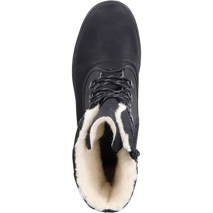 Seniorin talvikengät nastoilla