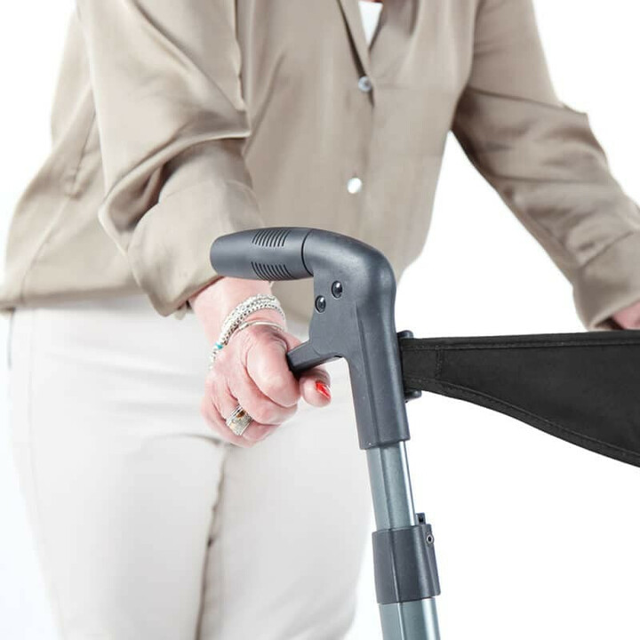 Sort rollator, ergonomisk og kompakt, ergonominen ja kompakti