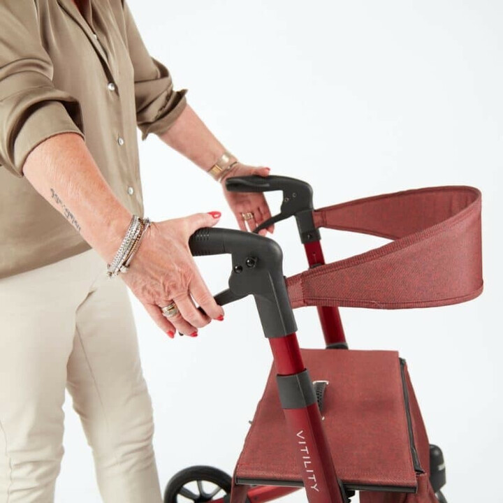 Rød rollator, ergonomisk og kompakt, ergonominen ja kompakti