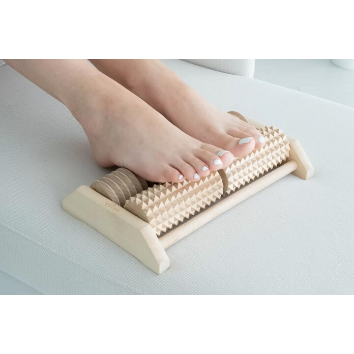 Kaksirivinen neljän rullan puinen jalkahierontalaite