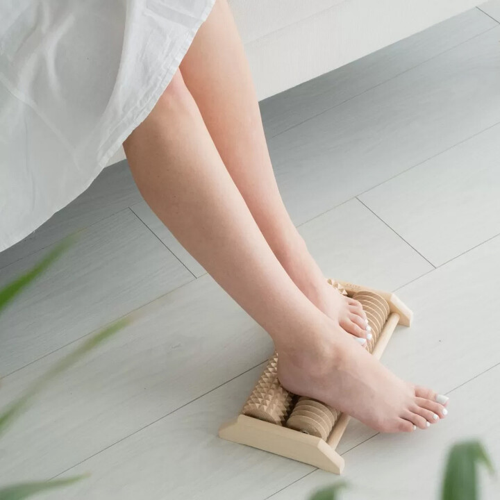 Kaksirivinen neljän rullan puinen jalkahierontalaite