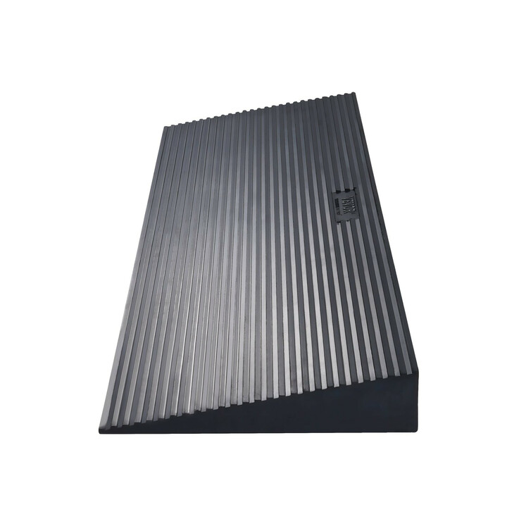 Naturgummi kantrampe 90 x 20 x 4 cm sk rebart skridsikker overflade med dobbeltsidet tape 15 ton b reevne